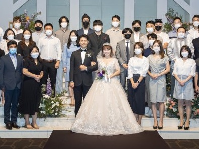 これがコロナ禍の結婚式？韓国女芸人のウェディング写真が話題「集合写真は3回撮った」