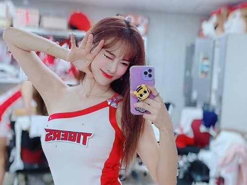 美女チアリーダーが“鏡ショット”大放出！致命的な可愛さにファンからの反響続々【PHOTO】