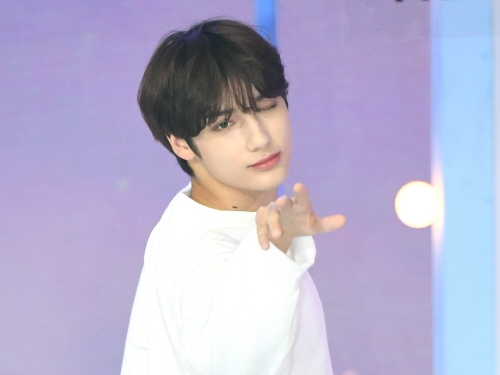 TXTのHUENINGKAI、驚異の“天使セルカ”を日本のファンに披露！ 「MOAちゃんの予定は？」【PHOTO】