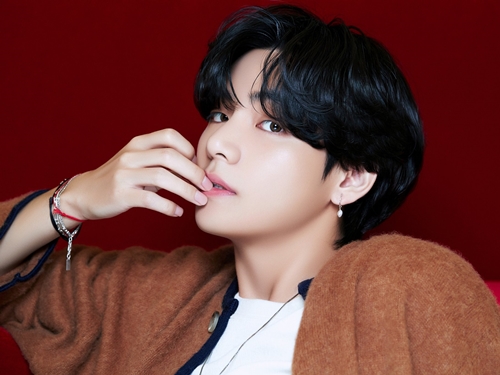 BTSのV、まっすぐな眼差しでファンの心を射止める。新アルバムティーザー写真公開【PHOTO】