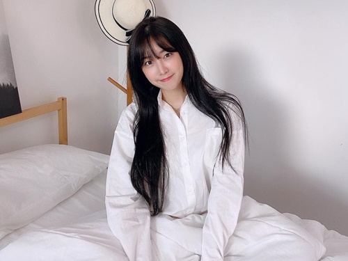 「純白の女神！」美女チアリーダーの“寝起き感”あふれるショットにファン熱狂！【PHOTO】