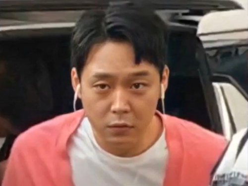 元JYJユチョンがまたも“問題行動”。防疫ルール無視した「ノーマスク」状態でタイ入り