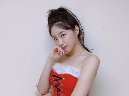 美女チアリーダーがキュートな“サンタコス”で登場！「似合いすぎ」「寒くないの？」【PHOTO】