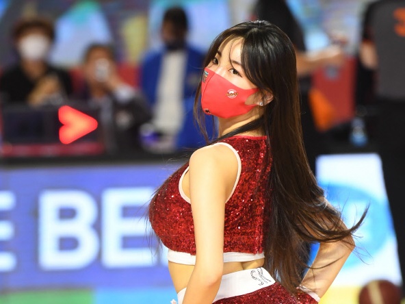 美女チアリーダーとデート気分？アン・ジヒョンの“純白コーデ”に「愛くるしい」の声【PHOTO】