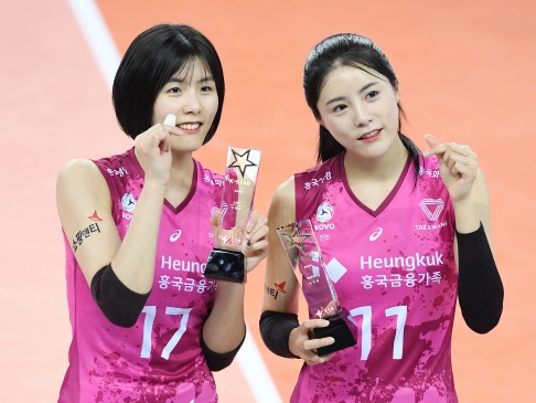 立つ鳥跡を濁して「来られて嬉しい」の第一声、韓国女子バレー“いじめ双子”がギリシャに到着