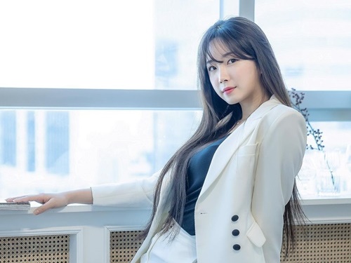 “白スーツ姿”の美女チアリーダーにファン熱狂！「魅力あふれすぎ」「純白の女神」【PHOTO】