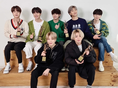 BTS、ソウルミュージックアワードで6冠達成！ 「ARMYがくれた栄冠」と記念撮影も【PHOTO】