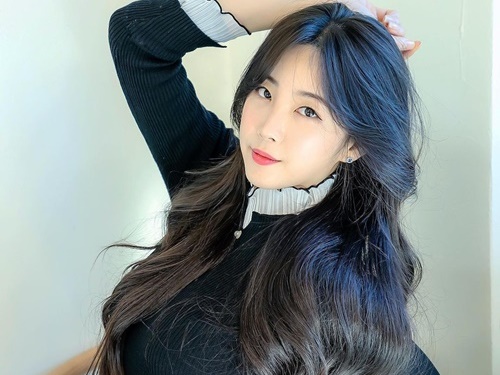 「成熟美が爆発」美女チアリーダー、アン・ジヒョンが“黒ニット姿”でファンを魅了！【PHOTO】