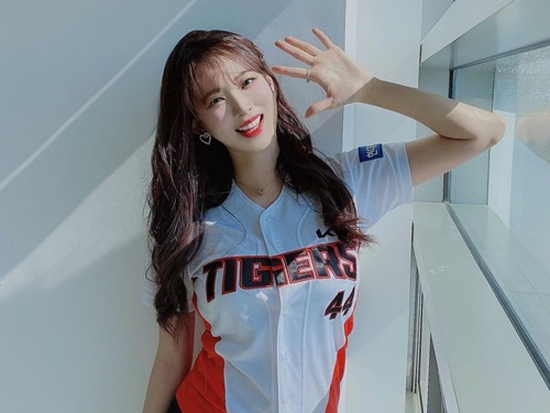 美女チアリーダー、キム・ハンナが新ユニ姿をお披露目「どうしてこんなに可愛いの？」【PHOTO】