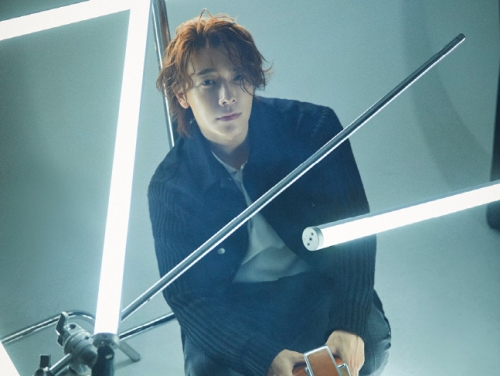 SUPER JUNIORドンヘ、大人の色気あふれるスーツ姿を披露。今後の活動についても言及【PHOTO】