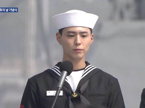 兵役中の俳優パク・ボゴム、久しぶりに公の場に登場。海軍の記念行事で司会役【PHOTO】