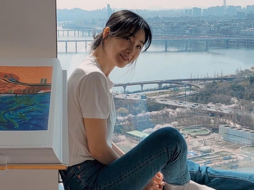 女優チェ・ジウが「45歳に見えない」美しすぎる“はにかみ笑顔SHOT”公開！【PHOTO】