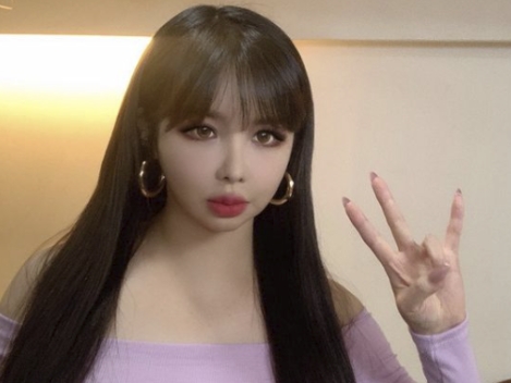 【画像】「別人かと思った」2NE1・パク・ボム、笑顔が不自然…？“激変姿”に心配の声