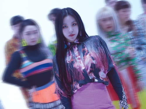 MAMAMOOフィイン、赤いニーハイソックスで見る者を魅了…キービジュアル第3段公開【PHOTO】