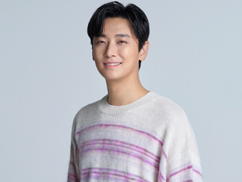 チュ・ジフン、今度は人気韓国チキンの広告モデルに！ CMスターとしても光る存在感