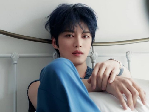 ジェジュン、大胆にはだけたシャツから“胸元チラリ”。色気溢れるカットを大量投稿【PHOTO】