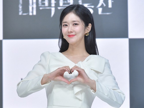 “ラブリー”女優チャン・ナラが新ドラマ『テバク不動産』発表会に登場「目を吊り上げる練習を…」