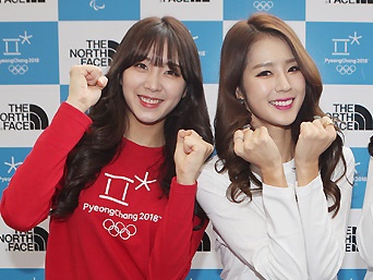 「羨ましすぎる…」韓国美女チアリーダー同士の“抱きつきショット”にファン歓喜！【PHOTO】