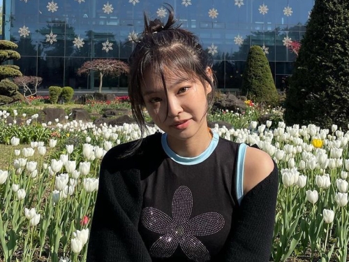 BLACKPINKジェニー、春のお散歩SHOT公開。愛らしい笑顔に「可愛すぎて呼吸困難」【PHOTO】