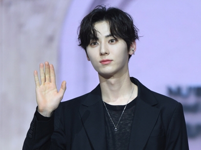 アイドル出身の俳優ファン・ミンヒョン、本日から初の単独ファンミーティングを開催「多彩な舞台を準備中」