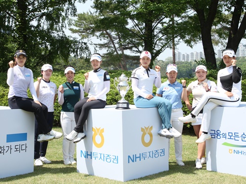 パク・ヒョンギョンが脚組み披露！韓国女子ツアー第5戦のフォトコールに8選手集結【PHOTO】