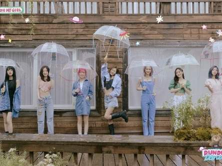OH MY GIRLが音楽チャートで最長記録1、2位に！衰え知らずのパワーを発揮