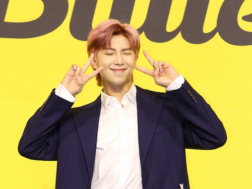 「みんなお疲れさま」BTS・RMがリラックス姿で新年の挨拶、“らしい”投稿も話題に【PHOTO】