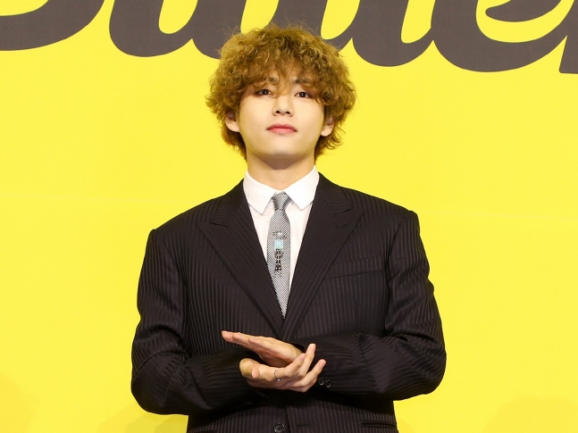 BTSのVの新ヘアを米メディアが「世界1の美男子」と絶賛、映画のキャラにそっくりとSonyも反応