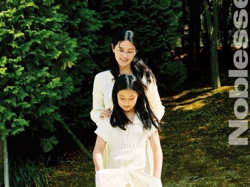 【写真】女優イ・ヨンエ、愛娘と雑誌に登場！自然豊かな自宅で“美の女神ぶり”