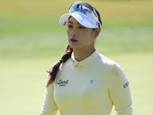 長身美女ゴルファーのパク・キョル、マスクでも防げない“驚異的ビジュアル”に反響【PHOTO】