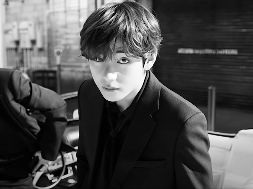 BTSのV、8K高画質でも崩れないイケメンぶりに大反響「ノワール映画の主人公かと…」【PHOTO】