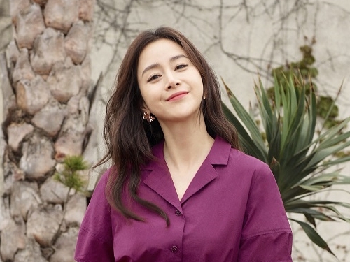 “韓国で最も美しい女優”キム・テヒ、夏の華やかワンピース姿で「大人の余裕」【PHOTO】