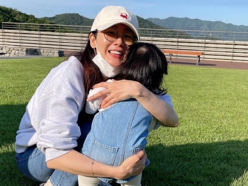 チェ・ジウが、愛娘に“メロメロ”な近況を公開！「良い写真すぎて泣きそう」【PHOTO】