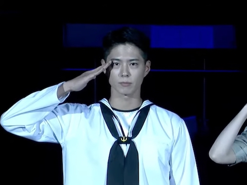 兵役中の俳優パク・ボゴムがまたも司会役で登場！白い軍服姿で「上等兵」と自己紹介