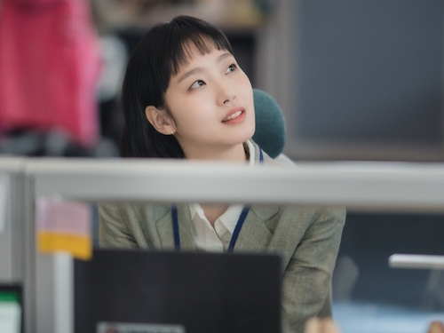 人気ウェブ漫画の実写化！『ユミの細胞たち』主演キム・ゴウンの場面写真で“ハマり役の予感”【PHOTO】