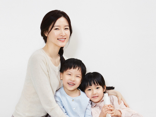 『チャングム』女優イ・ヨンエの双子たちの“仲良しモーメント”。娘スンビンちゃんの雰囲気にも注目【PHOTO】