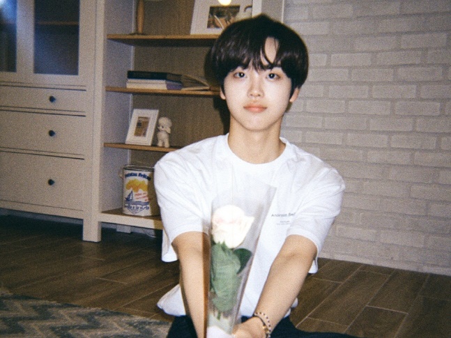 ボーイズグループCRAVITYのヒョンジュンが人気曲をカバー、“穏やかなボーイフレンド”姿も披露