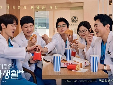 『賢い医師生活』の仲良し5人のコミカルな新ポスターが公開！「細かく人柄で出ている」と話題に