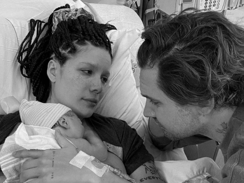 BTSとコラボした女性アーティストが第一子を出産！「最も“レア”で幸せな出産に感謝」