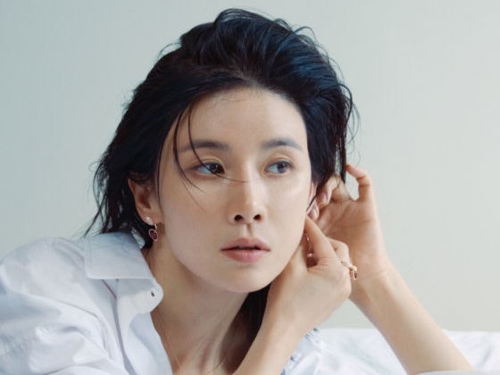 Netflix配信『Mine』主演イ・ボヨン、“爽やかな色気あふれる”スタイリング披露【PHOTO】