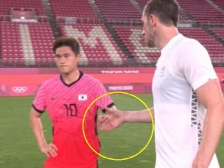 【写真】サッカー韓国代表選手、無礼な“握手拒否”の瞬間…海外メディアも批判「無視する行動」