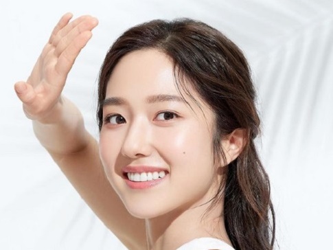 日本のパーティーで手をつないでいた？事業家との熱愛説が浮上した韓国の元女子アナ、立場明かす