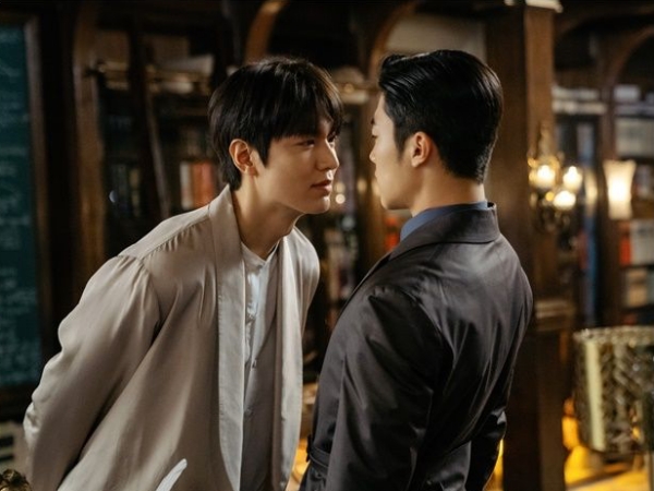 イ・ミンホ主演の新ドラマ『ザ・キング』ドキドキの“超密着”ショット公開！