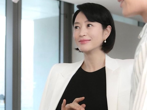 「50歳のグラマラス女優」キム・ヘス、驚異の“ゴージャス美貌”見せた最新広告【PHOTO】