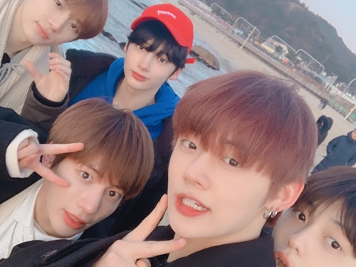 TXT、「すっぴん＆おそろいの学ラン姿」でデビュー2周年をお祝い！【PHOTO】