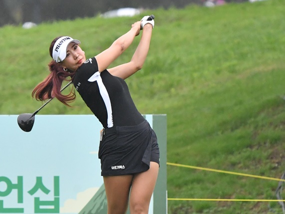 「スタイルいい！」美女ゴルファーのユ・ヒョンジュ、美脚際立つ近況ショットが話題【PHOTO】
