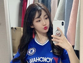 美女サッカーマニアの“チェルシーユニ姿”に反響！「一番似合う」「表情がかわいい」【PHOTO】