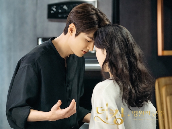 イ・ミンホ＆キム・ゴウンの額寄せショット公開！ 話題の韓ドラ『ザ・キング』に新展開？