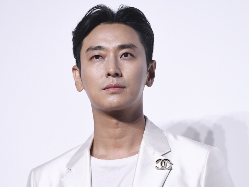 チュ・ジフンも40歳に…誕生日にレトロな“メガネ姿”公開し反響！【PHOTO】