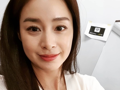 「韓国で最も美しい女優」キム・テヒ、“超接近自撮り”で驚きの童顔美貌を証明！【PHOTO】